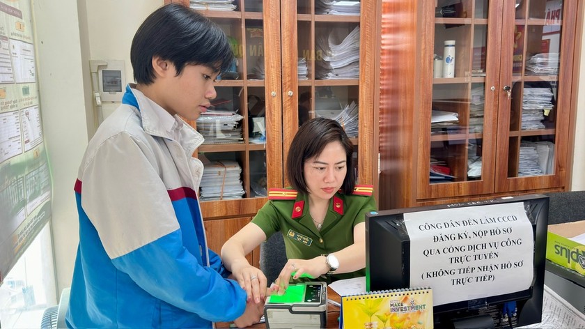 Công an quận Lê Chân thu nhận dữ liệu làm thẻ căn cước công dân.