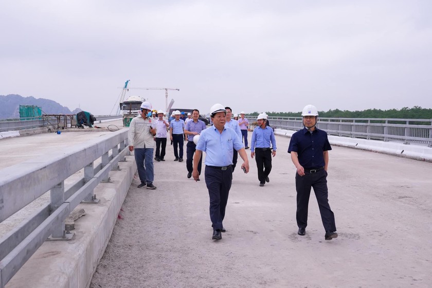 Phó Chủ tịch UBND TP Nguyễn Đức Thọ kiểm tra tiến độ xây dựng cầu Bến Rừng.