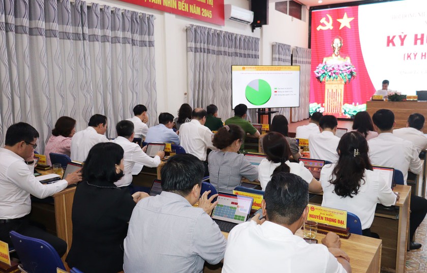 Các đại biểu biểu quyết nhất trí thông qua Nghị quyết tại Kỳ họp 15 HĐND quận Lê Chân. 