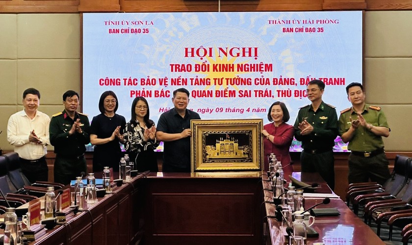 Trưởng Ban Tuyên giáo Thành uỷ Hải Phòng Đào Khánh Hà tặng quà Đoàn công tác tỉnh Sơn La.