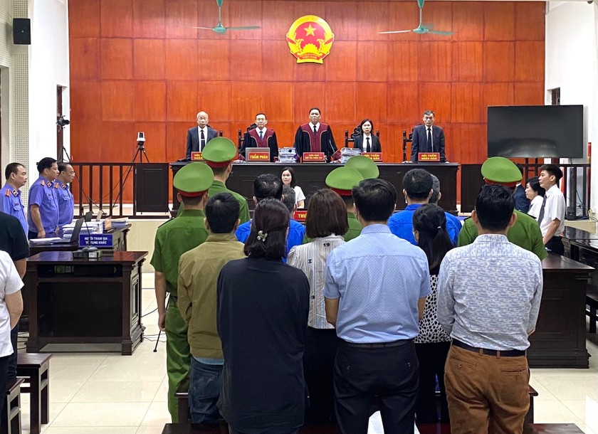 Phiên toà xét xử vụ án mua bán trái phép hoá đơn tại TAND tỉnh Quảng Ninh sáng nay 10/4.