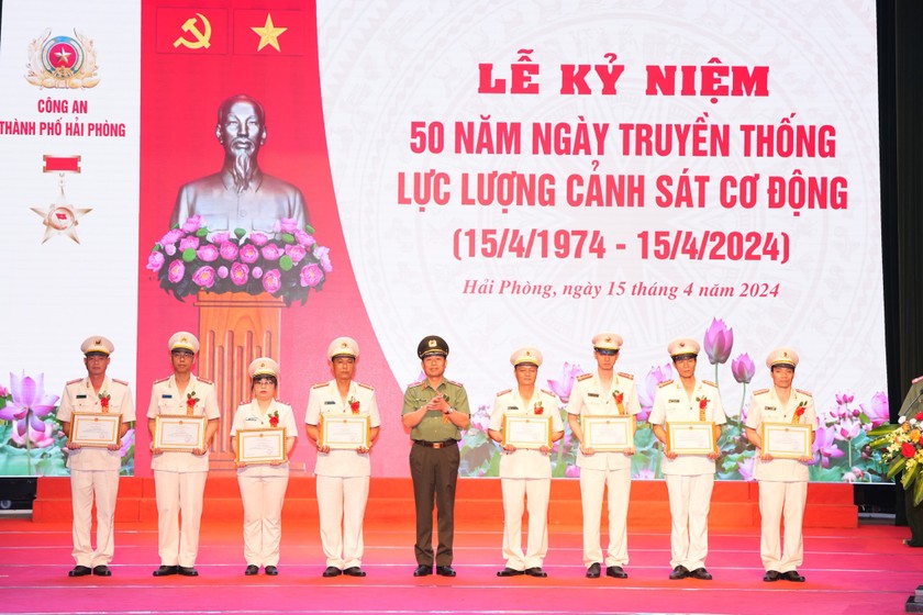 Thiếu tướng Vũ Thanh Chương - Giám đốc Công an TP trao Giấy khen tặng các tập thể, cá nhân xuất sắc.