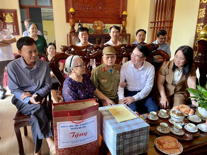 Phó Chủ tịch UBND TP Hải Phòng Lê Khắc Nam thăm, tặng quà người có công trên địa bàn huyện An Lão nhân Kỷ niệm 70 năm chiến thắng Điện Biên Phủ.