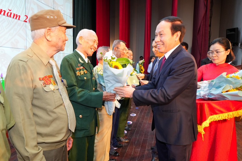 Lãnh đạo TP tặng hoa các cựu chiến binh.
