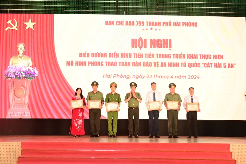Trung tướng Lê Quốc Hùng, Thứ trưởng Bộ Công an trao Bằng khen tặng các đơn vị.