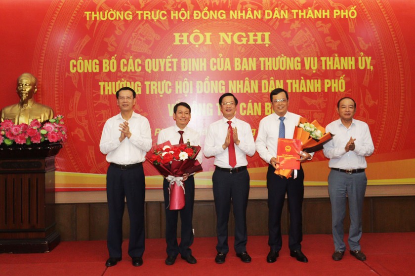 Chủ tịch HĐND TP Phạm Văn Lập trao Quyết định, tặng hoa cho ông Nguyễn Văn Tuấn (thứ 2, phải sang). 