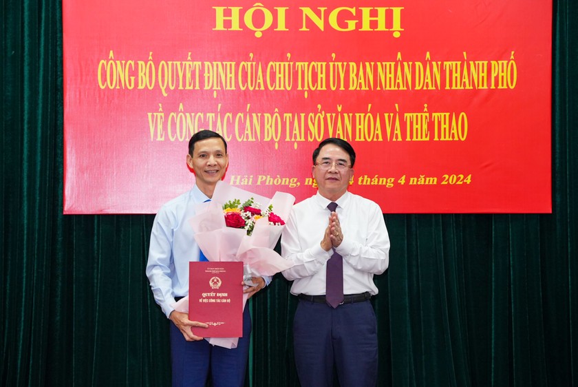 Phó Chủ tịch UBND TP Lê Khắc Nam trao Quyết định bổ nhiệm ông Đỗ Thanh Bình. 