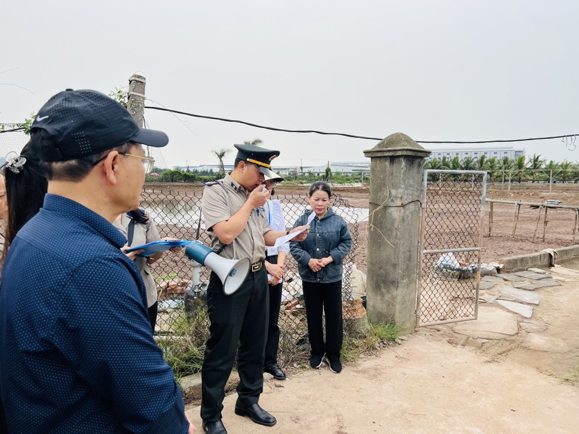 Chấp hành viên đọc Quyết định cưỡng chế trước khi thực hiện cưỡng chế.