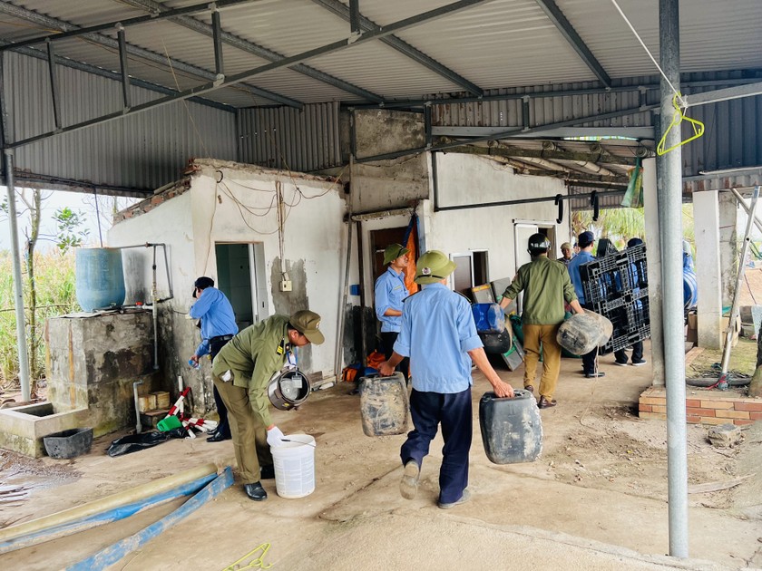Lực lượng tham gia cưỡng chế di chuyển tài sản của người phải THA ra khỏi khu vực cưỡng chế.