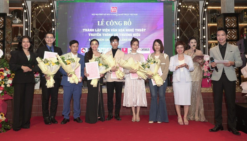Ban lãnh đạo Hiệp hội Thiết kế mẫu và sáng tạo mỹ thuật Việt Nam trao quyết định và tặng hoa chúc mừng Viện Văn hóa nghệ thuật truyền thông và thương hiệu.