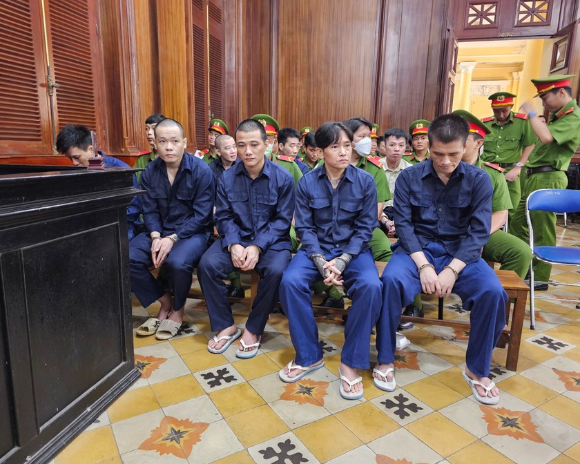 Các bị cáo trong nhóm 94 "giang hồ" mặc áo cam đi đánh người, đập phá tài sản tại quận Bình Tân nghe tuyên án sơ thẩm 