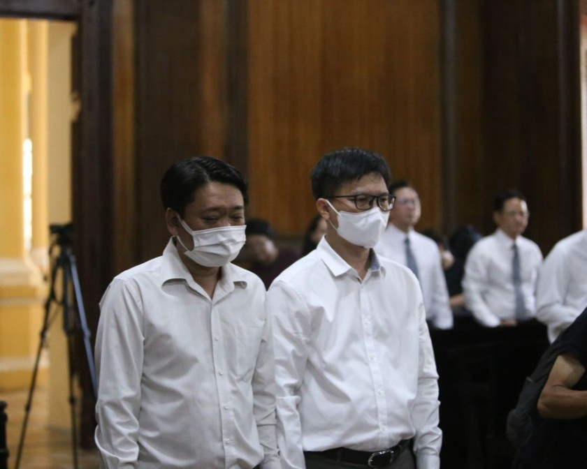 Ông Nguyễn Quốc Tuấn (trái) và ông Nguyễn Văn Tùng (phải) bị tuyên án 8 năm và 6 năm 6 tháng tù trong vụ cháy chung cư Carina làm 13 người tử vong