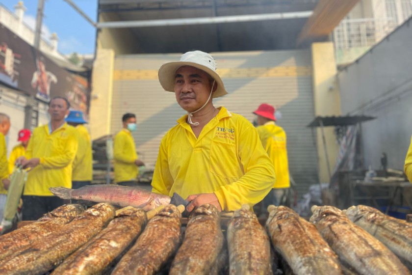 Ông Nguyễn Trung - chủ một quầy hàng cá lóc nướng cho biết mỗi năm ông bán được hơn 3.500 con vào ngày vía Thần Tài mồng 10 tháng Giêng (Ảnh: Bùi Yên).