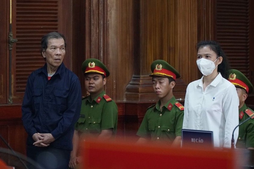Bà Hàn Ni (phải) bị phạt 18 tháng tù và ông Trần Văn Sỹ bị phạt 24 tháng tù vì tiết lộ bí mật đời tư, đưa thông tin không đúng sự thật về vợ chồng bà Nguyễn Phương Hằng (Ảnh: Bùi Yên)