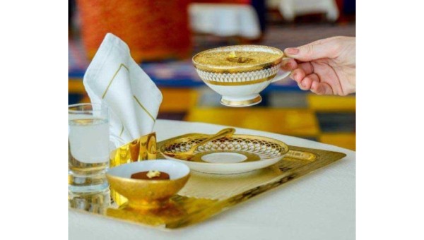 Ly cà phê phủ vàng 24k tại khách sạn 7 sao xa xỉ nhất thế giới ở Dubai