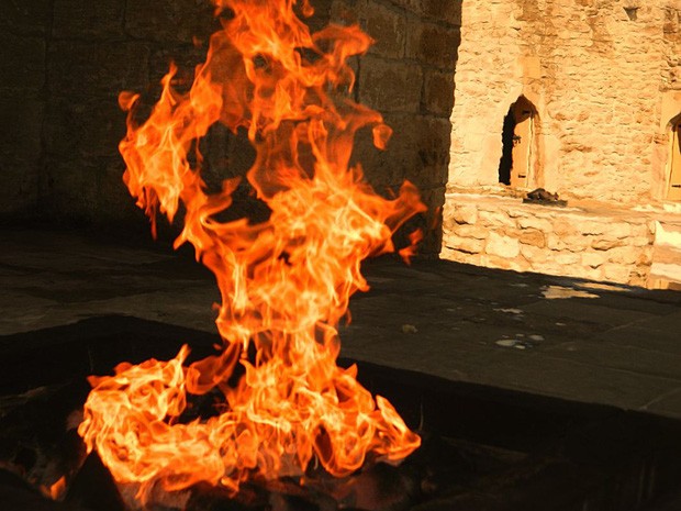 Azerbaijan – Vùng đất của “thần lửa” nơi có ngọn lửa bất diệt cháy sáng hàng nghìn năm