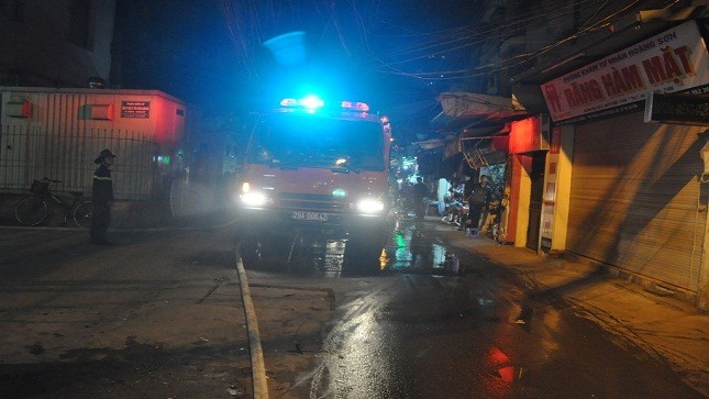 Cháy nhà ở phố Pháo Đài Láng, một cảnh sát PCCC ngạt khí độc