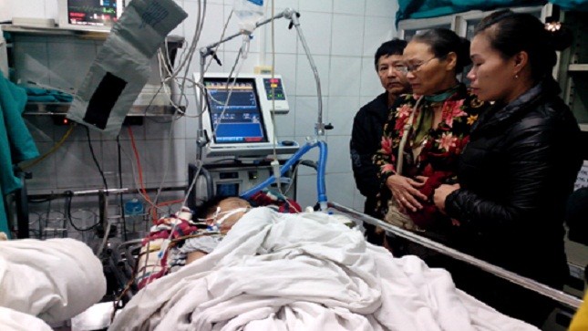 Cháu Lộc đang nằm cấp cứu ở BV Việt Đức trong tình trạng rất nặng, khó qua khỏi (Ảnh: Cẩm Quyên)