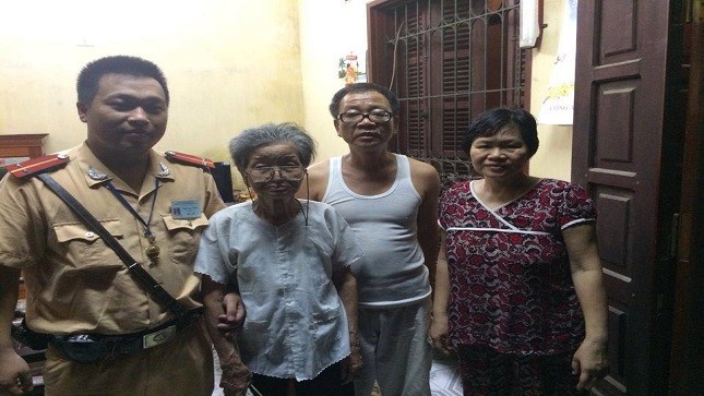 Trung úy Phạm Đắc Thịnh cùng cụ bà bị lạc và hai người con của cụ.