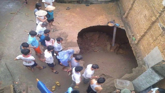 Người dân phát hoảng vì “hố tử thần” xuất hiện khi khoan giếng