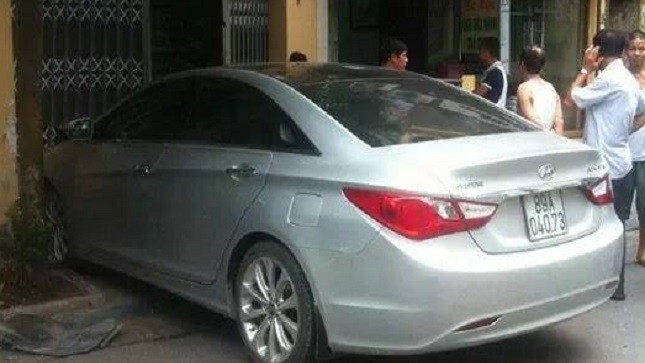 Hà Nội: Xe ô tô mất lái đâm vào nhà người dân