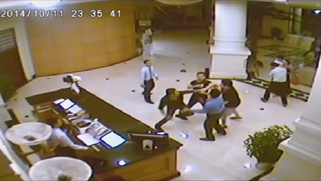 Hình ảnh vụ ẩu đả được camera giám sát của khách sạn ghi lại.