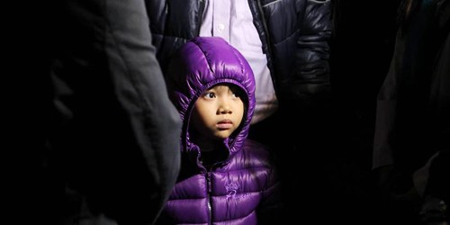Ngọc Diêp, 5 tuổi, con gái anh Đạt vẫn đinh rằng bố cháu vẫn chỉ đang chìm trong giấc ngủ mà thôi. Ảnh: Quốc Huy.