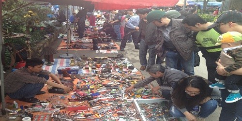 Phiên chợ đồ cổ độc đáo giữa lòng Thủ đô