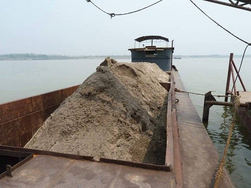Bắt quả tang 4 tàu lớn khai thác cát trái phép trên sông Hồng