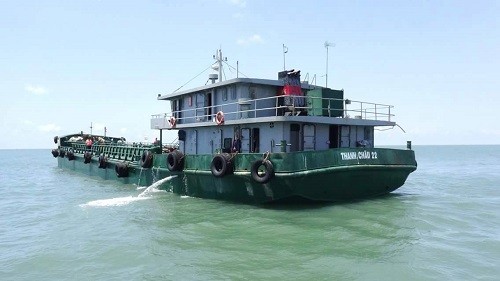 Cảnh sát biển 2 bắt giữ tàu vận chuyển 135.000 lít xăng trái phép