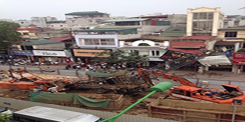 Hà Nội: Giao thông tắc nghẽn vì cần cầu đổ sập vào nhà dân