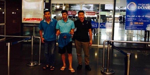 Công an huyện Gia Lâm áp giải đối tượng Nguyễn Đắc Minh tại Sân bay quốc tế Nội Bài Hà Nội.