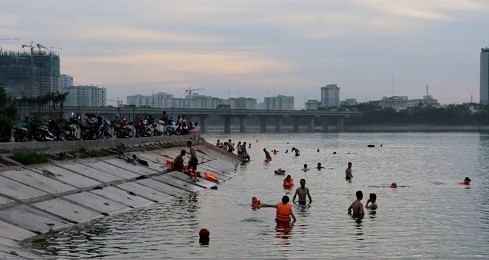 Hồ Linh Đàm “biến” thành bể bơi ngày nắng nóng