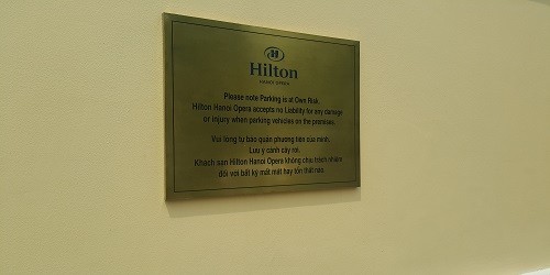 Biển cảnh báo ở khách sạn Hilton “đánh đố” khách hàng?