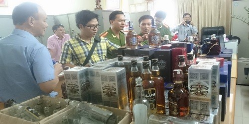 Vợ làm rượu Chivas 12 giả, chồng giao bán tại Hà Nội