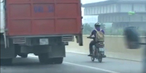 Xử phạt thanh niên đi xe máy lên đường trên cao