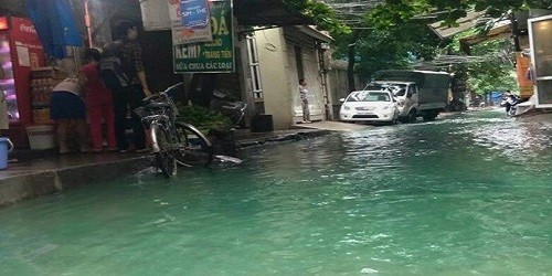 Cảnh sát truy "thủ phạm" làm nước ngập màu xanh tại Hà Nội