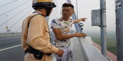 Hà Nội: CSGT cứu 1 nam thanh niên định nhảy cầu tự tử