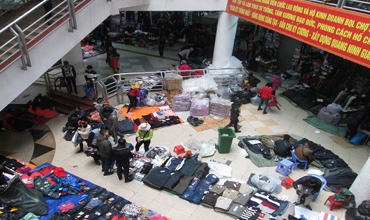 Chợ trung tâm Móng Cái “loạn giá” hàng Trung Quốc ngày cuối năm
