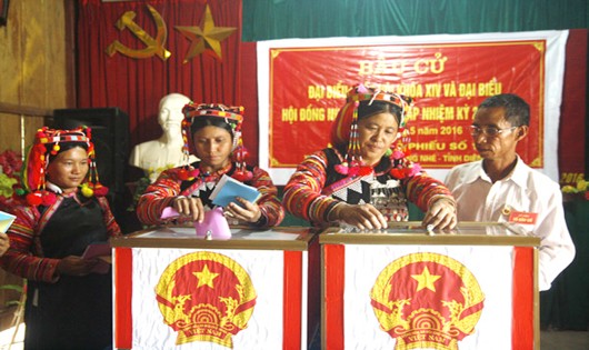 Cử tri dân tộc Hà Nhì bỏ phiếu tại tổ bầu cử số 1, xã Sín Thầu, huyện Mường Nhé. Ảnh: Báo Điện Biên Phủ.