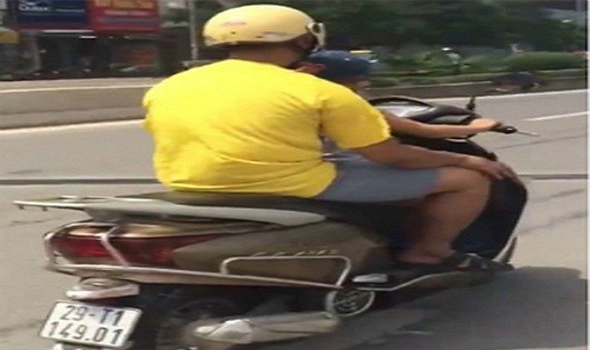 Hoảng hồn phụ huynh để bé trai lái xe máy trên đường Hà Nội