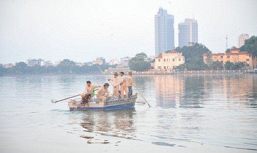 Chủ tịch Nguyễn Đức Chung thị sát hiện trường cá chết trắng Hồ Tây