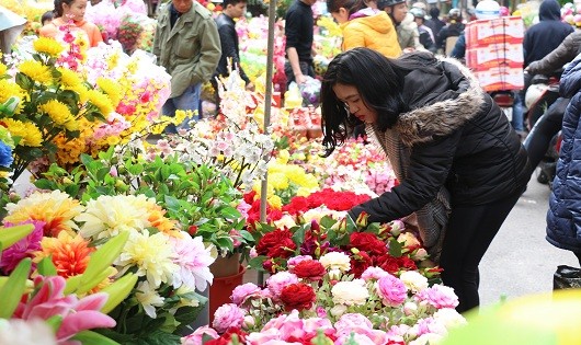 Hoa giả tràn ngập tại chợ hoa 500 năm tuổi