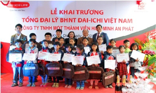 Dai-ichi Life Việt Nam trao tặng 20 suất quà và học bổng cho các em học sinh có hoàn cảnh khó khăn nhân dịp khai trương văn phòng Tổng Đại lý Khoái Châu, Hưng Yên ngày 23/2/2017