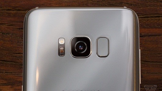 Cảm biến vân tay trên S8 được Samsung đặt ở 'vị trí ngớ ngẩn'