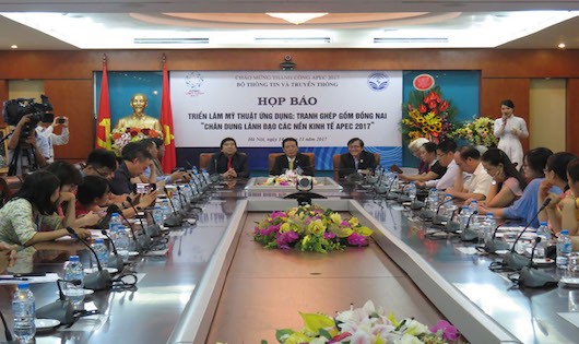 Hà Nội: Triển lãm Tranh ghép gốm Đồng Nai “Chân dung lãnh đạo các nền kinh tế APEC 2017”