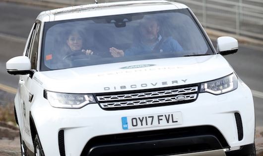Vợ chồng Hoàng tử Anh trải nghiệm nhà máy Jaguar Land Rover