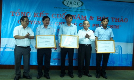 Lãnh đạo S.VACC trao bằng khen cho hội viên Hội nhà thầu xây dựng
Long An. Ảnh: Võ Anh Tuấn.