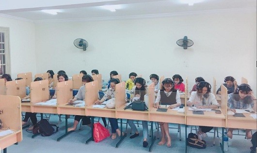 Sinh viên khoa tiếng Trung (Đại học Hà Nội) trong tiết học dịch cabin.
