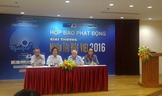 Ban tổ chức Giải thưởng Nhân tài Đất Việt 2016 trả lời báo chí
